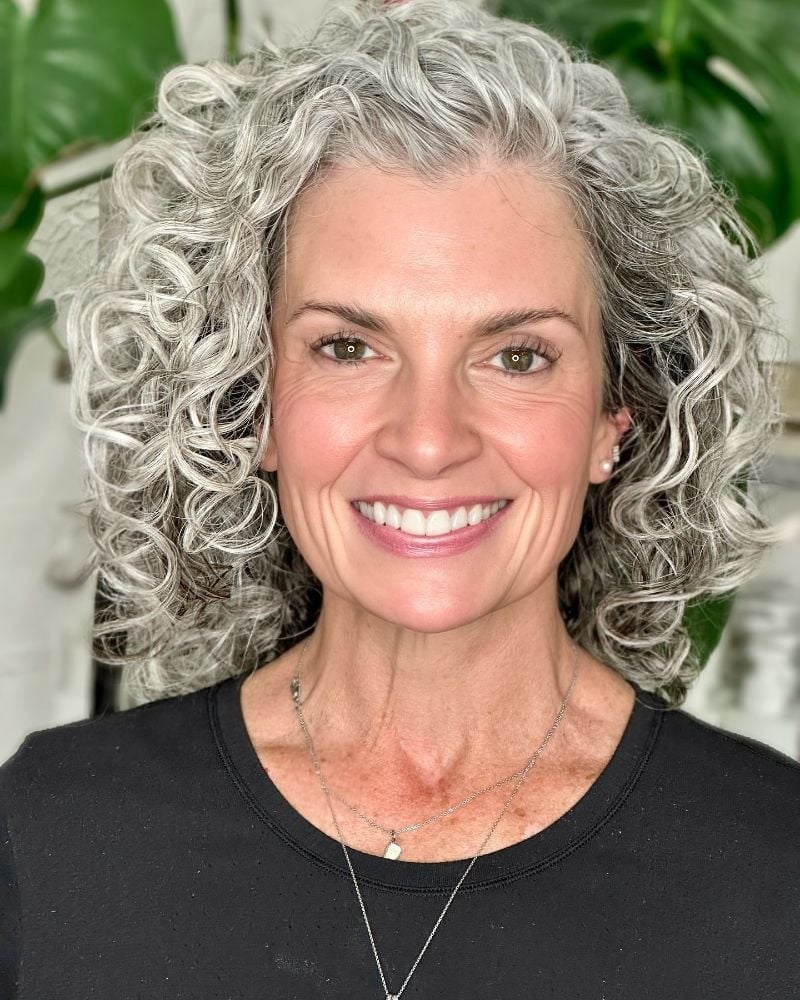 Collarbone Gray Curly Bob With Highlights Collarbone Gray Curly Bob With Highlights — Curly Bob Hairstyles