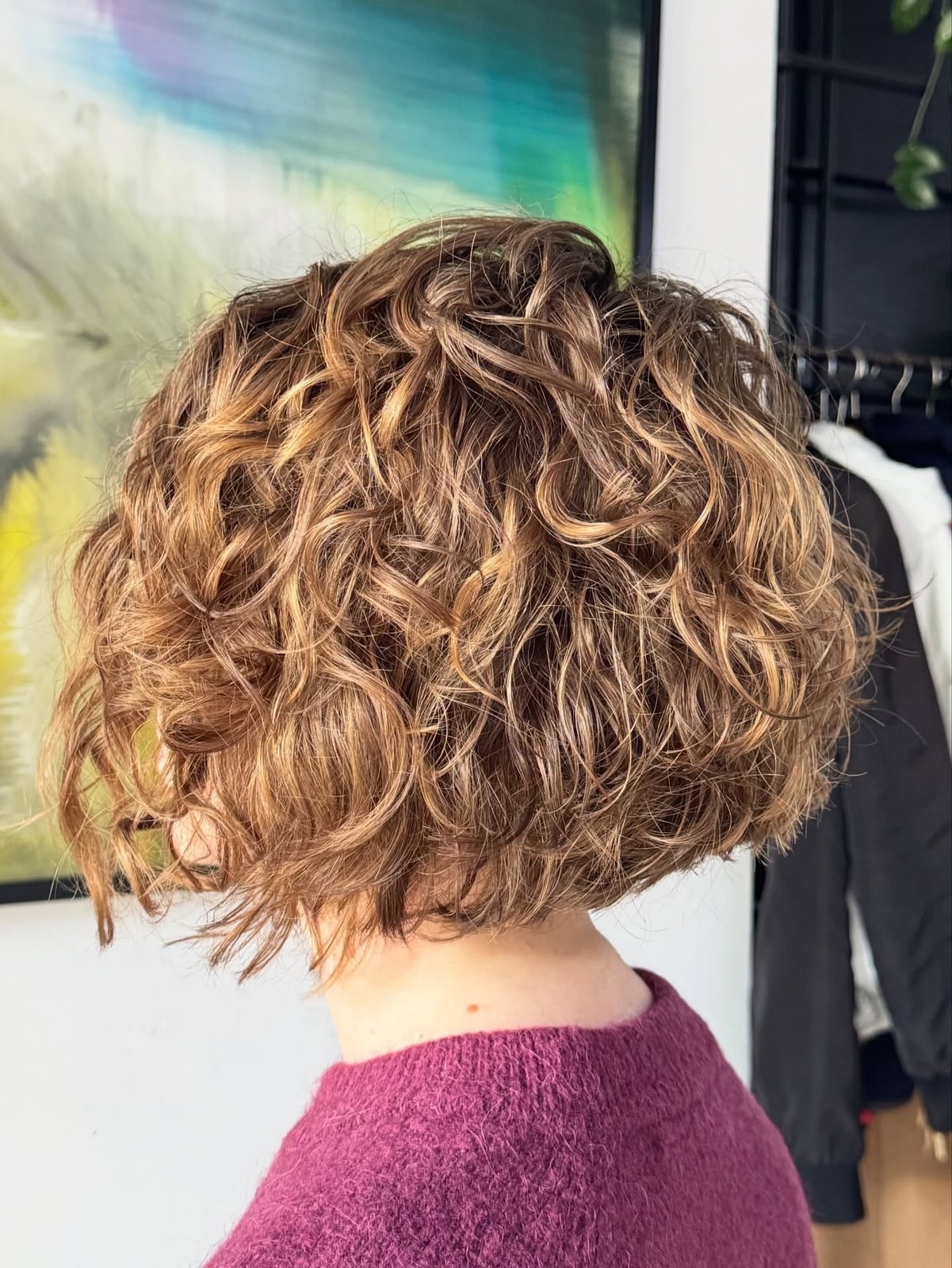 Collarbone Stacked Bob Honey Blonde, Close-Up Take Collarbone Stacked Bob Honey Blonde, Close-Up Take — Curly Bob Hairstyles