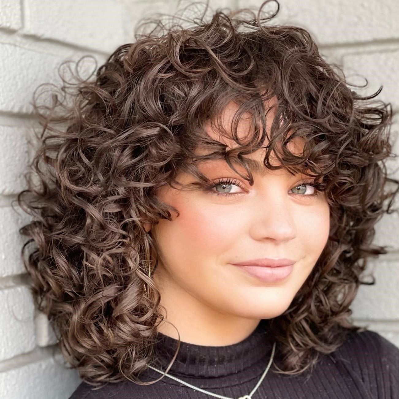 Shoulder Length With Curtain Bangs and темно-каштановый с бликами Shoulder Length With Curtain Bangs and темно-каштановый с бликами — Curly Hair