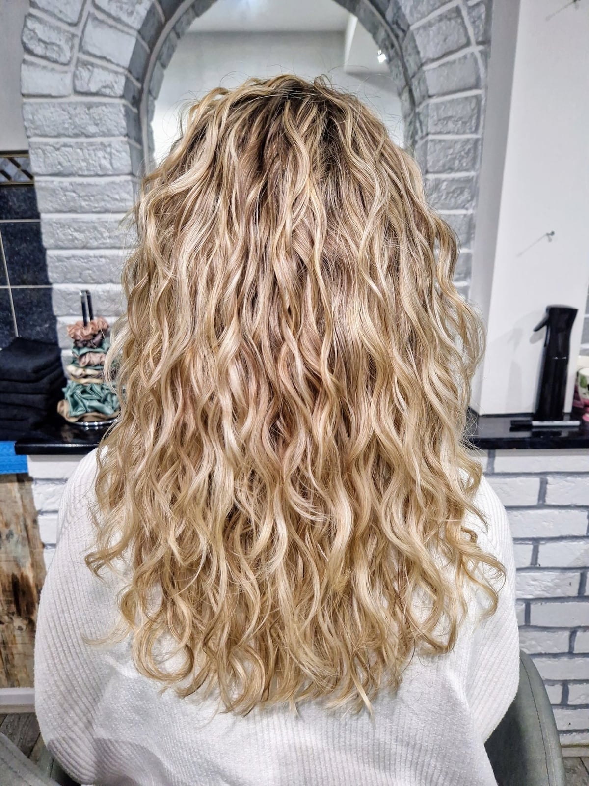 Mid-Back Light Brown With Blonde Highlights Mid-Back Light Brown With Blonde Highlights — Curly Hair