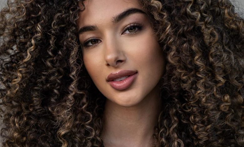 33+ Caramel Highlights On Dark Curly Hair That Are Breaking The Internet