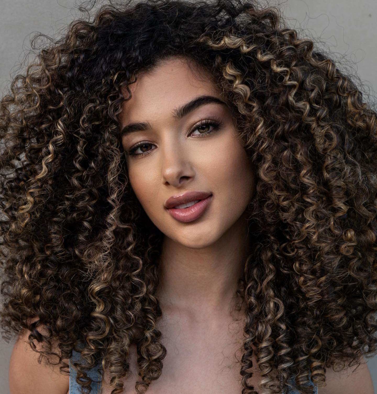 Mid-Back Curly Layers With Caramel Highlights Mid-Back Curly Layers With Caramel Highlights — Curly Hair Highlights