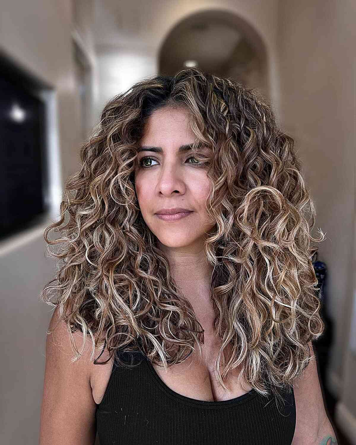 Collarbone Dark Brown With Blonde Highlights Collarbone Dark Brown With Blonde Highlights — Curly Hair Highlights