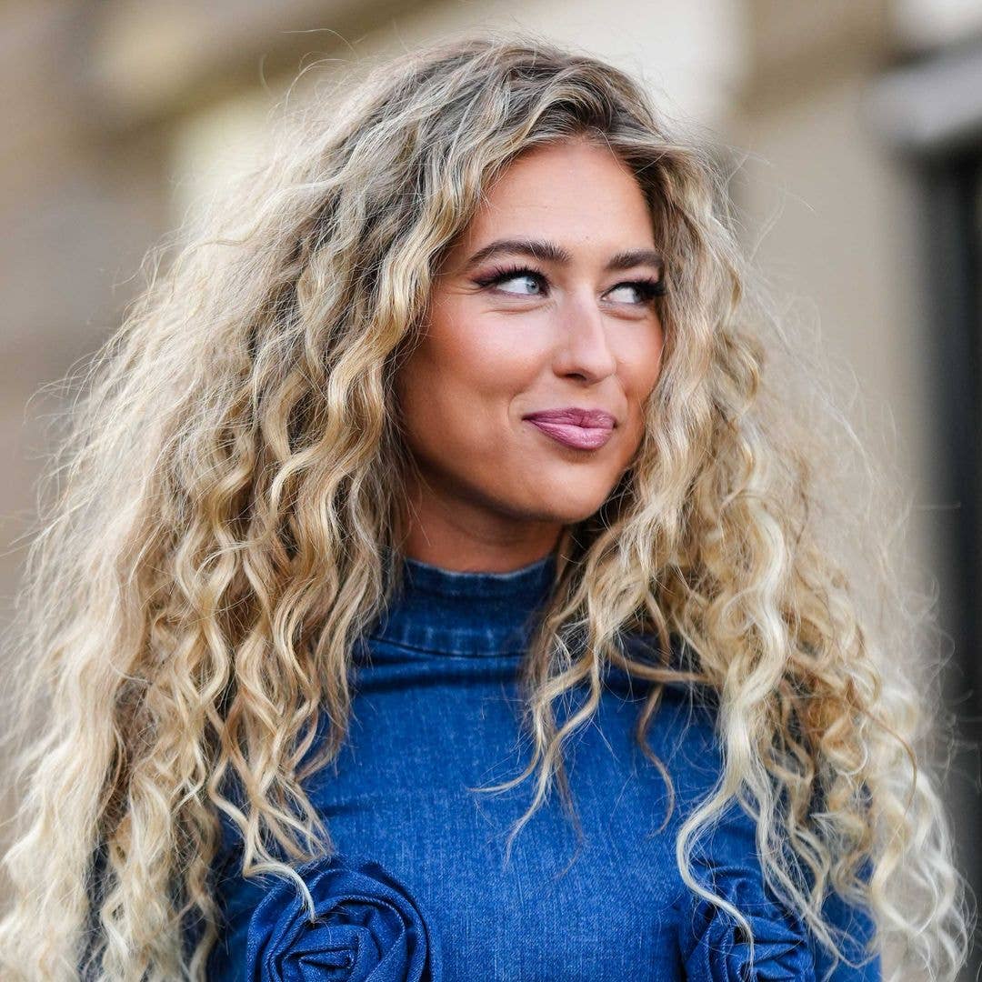Mid-Back Dark Blonde With Honey Blonde Highlights Mid-Back Dark Blonde With Honey Blonde Highlights — Curly Hair Highlights