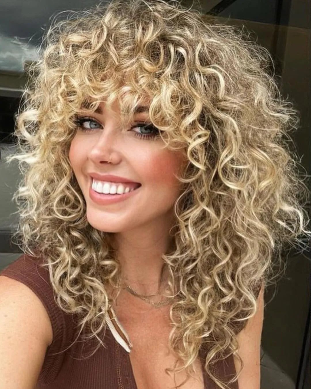 Collarbone Dark Blonde With Honey Blonde Highlights and Curtain Bangs Collarbone Dark Blonde With Honey Blonde Highlights and Curtain Bangs — Curly Hair Highlights