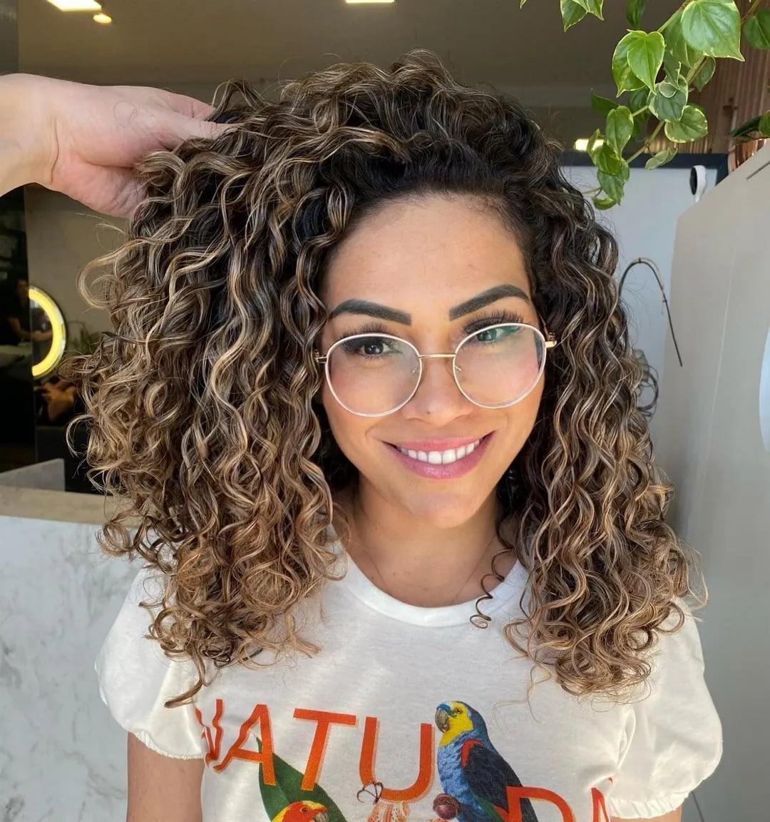 Mid-Back Medium Brown With Dimensional Blonde Highlights Mid-Back Medium Brown With Dimensional Blonde Highlights — Curly Hair Highlights