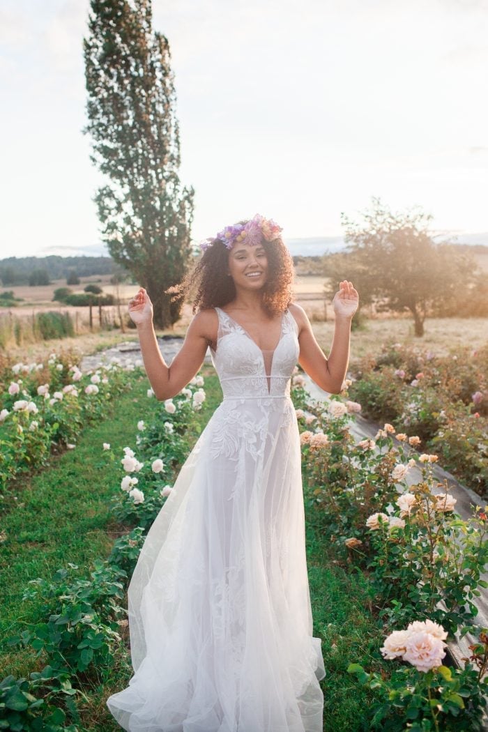 Shoulder Length Curls With Floral Crown, Close-Up Take Shoulder Length Curls With Floral Crown, Close-Up Take — Curly Hair Wedding