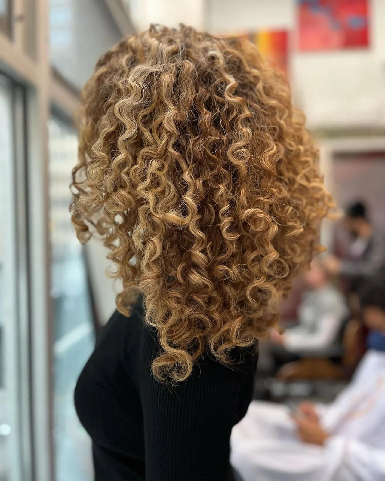 Collarbone Golden Brown With Blonde Highlights Collarbone Golden Brown With Blonde Highlights — Curly Highlights