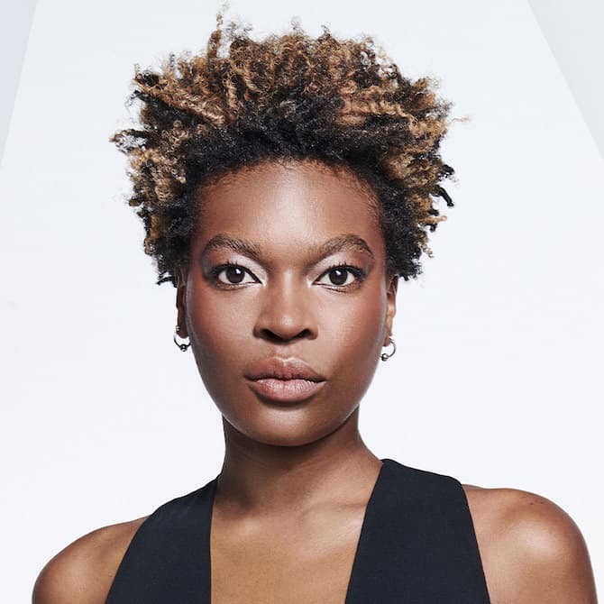 Short Layered Cut With Blonde and Brown Highlights Short Layered Cut With Blonde and Brown Highlights — Curly Highlights