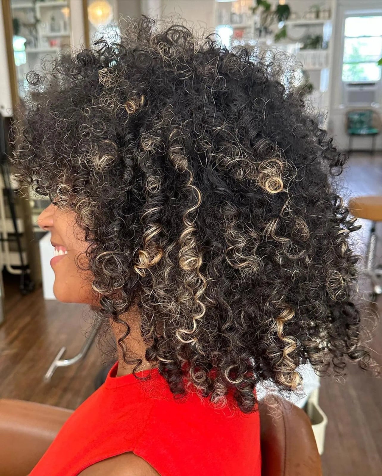 Collarbone With Curtain Bangs and Blonde Highlights Collarbone With Curtain Bangs and Blonde Highlights — Curly Highlights