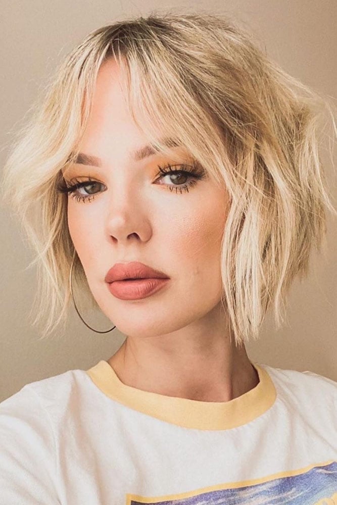Collarbone Bob With Honey Blonde Highlights — Curtain Bangs Short