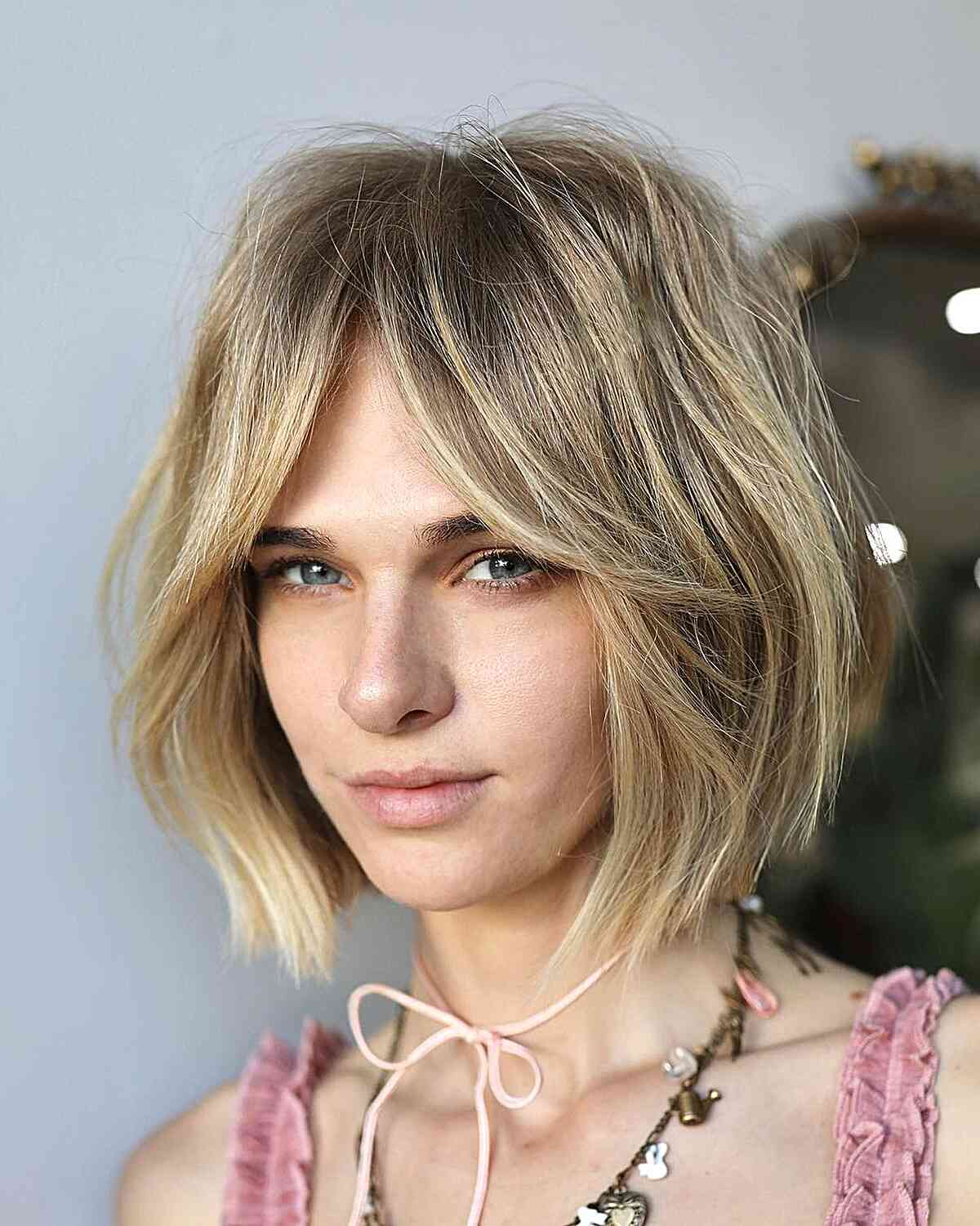 Collarbone Bob With Honey Blonde Highlights, Close-Up Take — Curtain Bangs Short