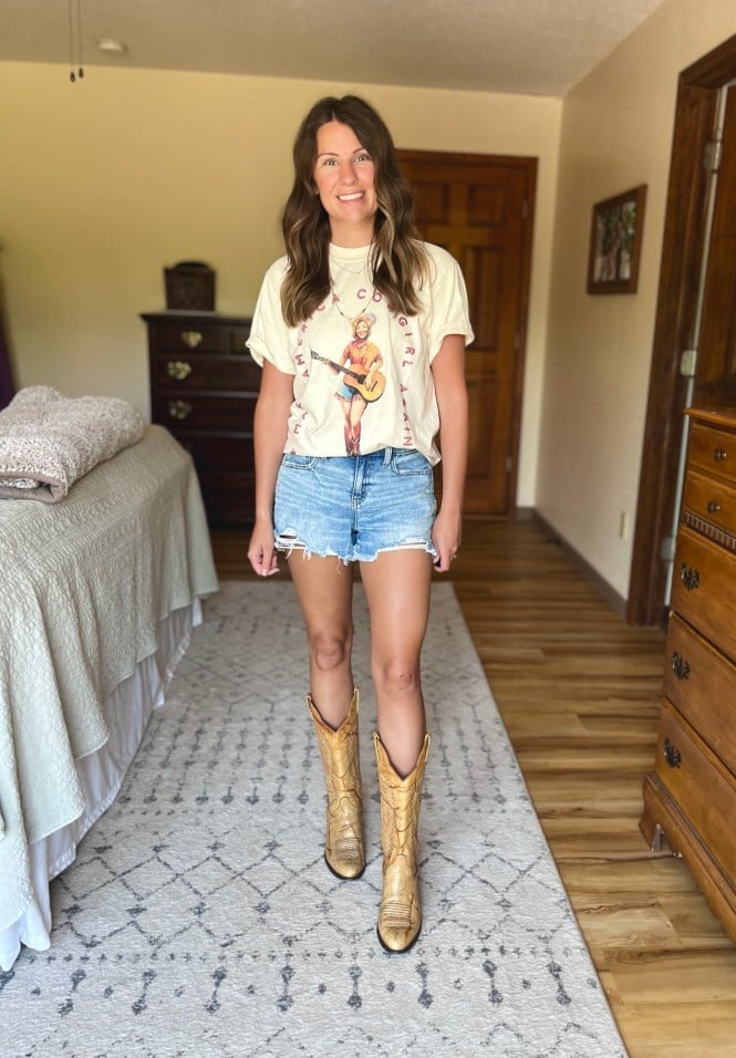 Graphic T-Shirt with Distressed Denim Shorts, Close-Up Take — Cute Concert Outfit
