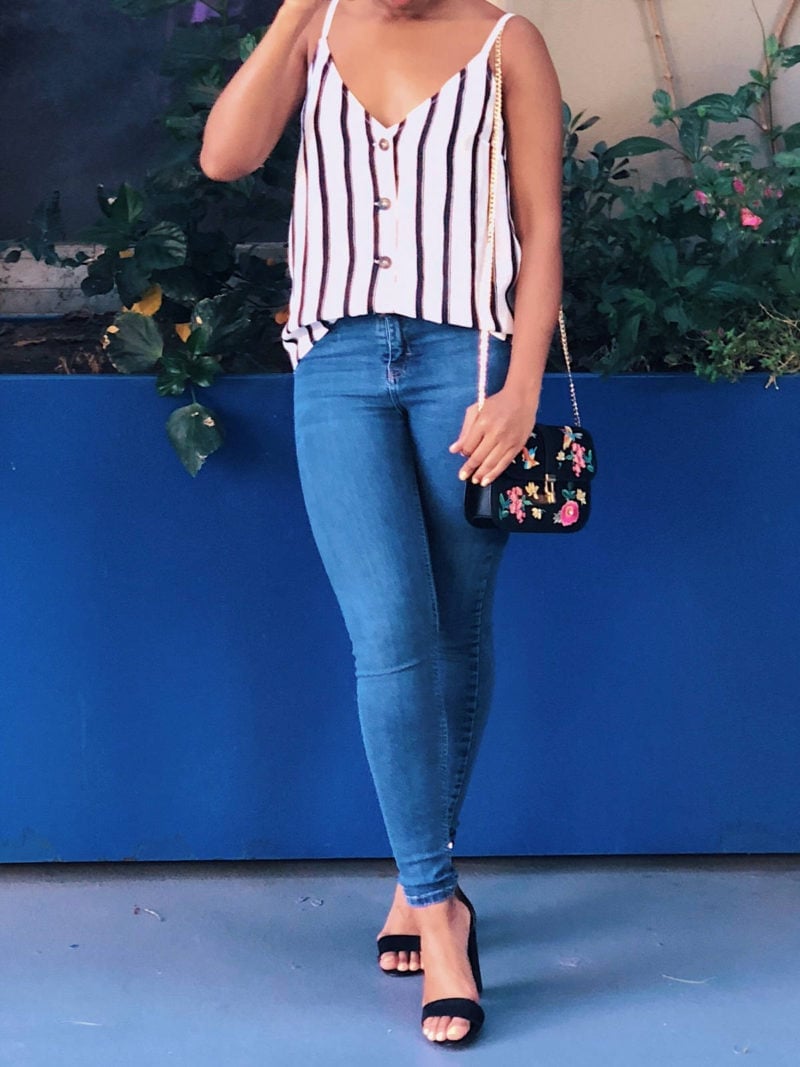 Skinny Jeans With Embroidered Crossbody Bag Skinny Jeans With Embroidered Crossbody Bag — Cute Dinner Outfit