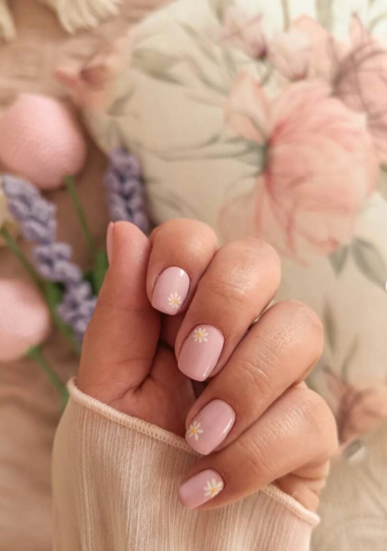 Short Squoval Daisy Accent Nails Short Squoval Daisy Accent Nails — Cute Nails