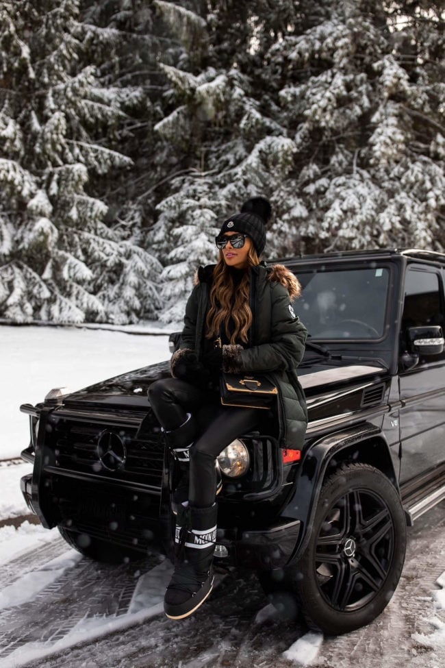 Puffer Jacket With Faux Fur Trim Casual Winter Look — Cute Winter Outfits for Women