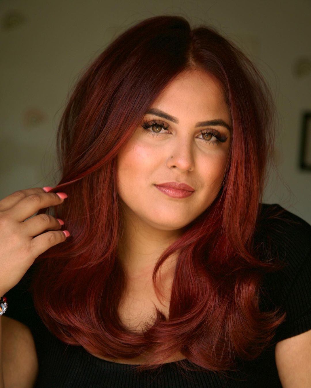 Collarbone Dark Red Auburn With Voluminous Waves Collarbone Dark Red Auburn With Voluminous Waves — Dark Auburn Hair