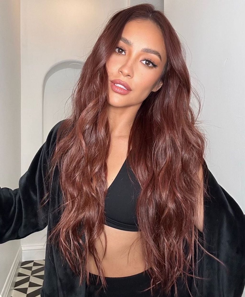 Mid-Back Dark Auburn With Dimensional Highlights and Long Layers Mid-Back Dark Auburn With Dimensional Highlights and Long Layers — Dark Auburn Hair