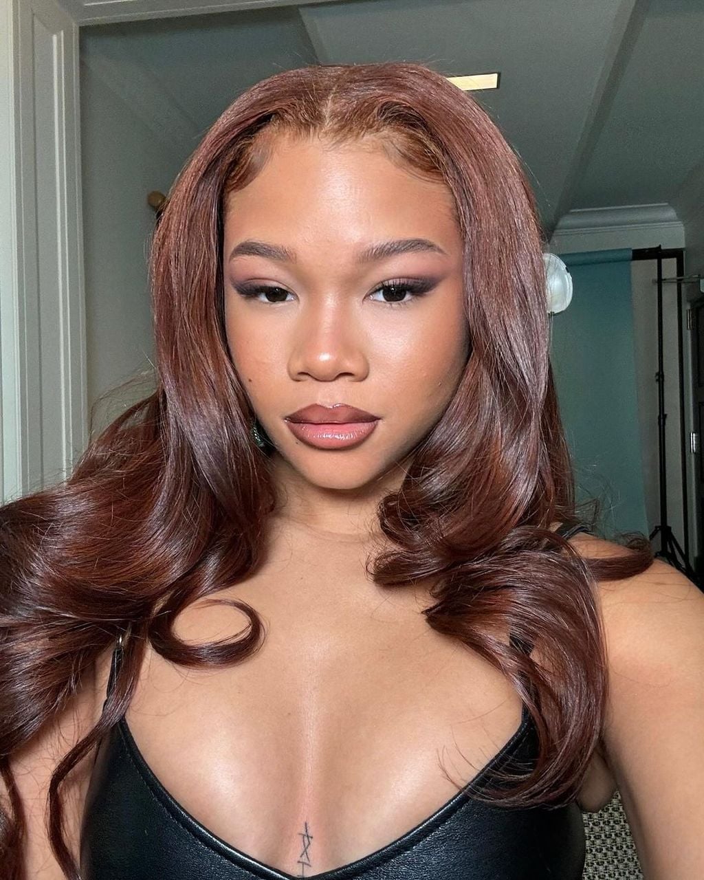 Shoulder Medium Auburn With Darker Roots Shoulder Medium Auburn With Darker Roots — Dark Auburn Hair