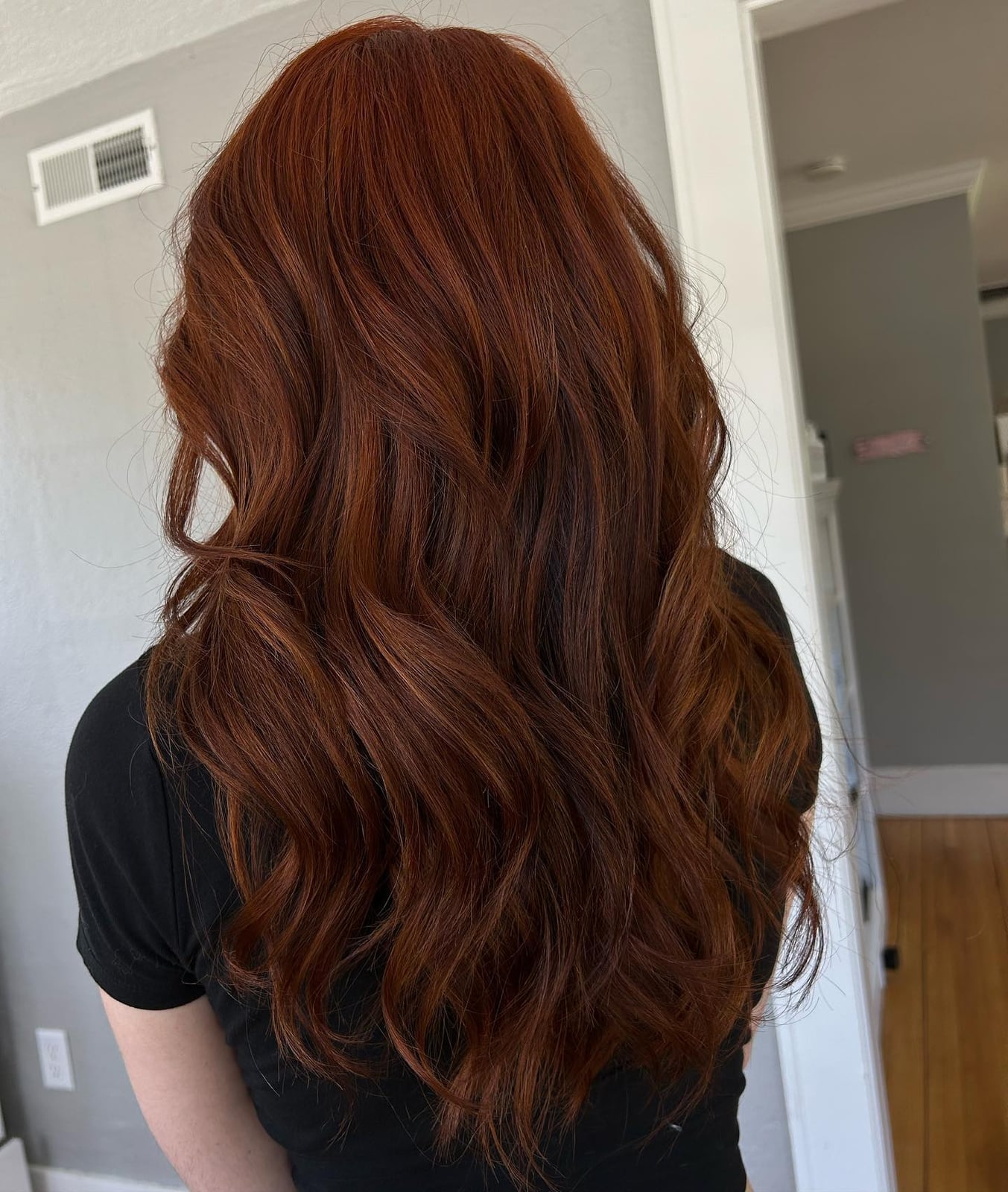 Vibrant Mid-Back Auburn With Loose Waves Vibrant Mid-Back Auburn With Loose Waves — Dark Auburn Hair