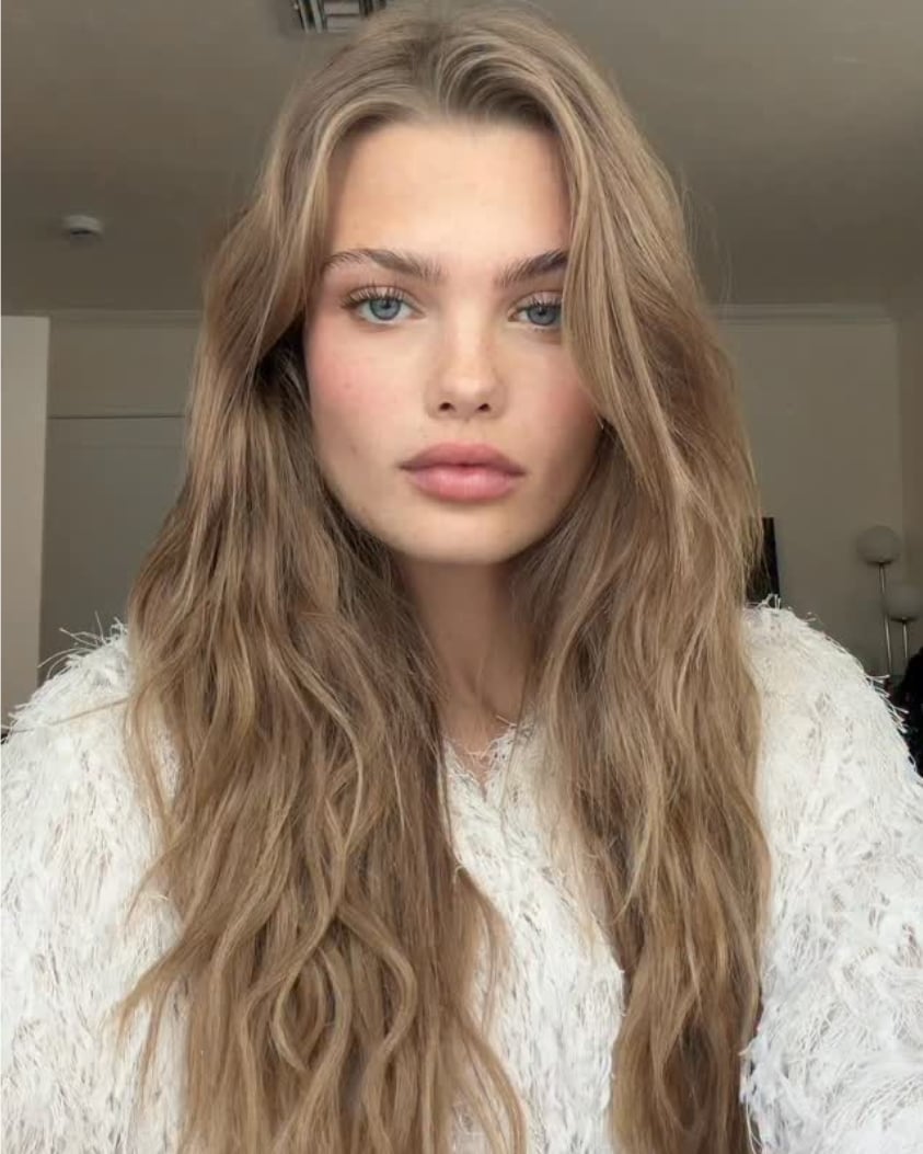 Mid-Back Wavy Dark Blonde With Ash Highlights Mid-Back Wavy Dark Blonde With Ash Highlights — Dark Blonde Hair