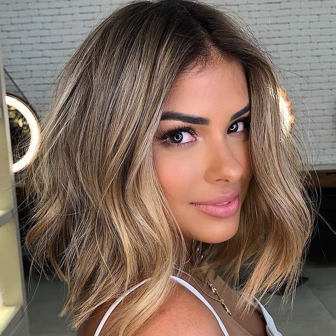 Collarbone Bob With Lived-In Balayage Collarbone Bob With Lived-In Balayage — Dark Blonde Hair