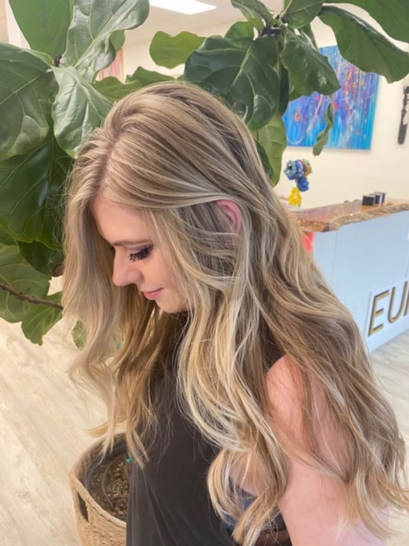 Collarbone Ash Blonde With Face-Framing Bangs Collarbone Ash Blonde With Face-Framing Bangs — Dark Blonde Hair