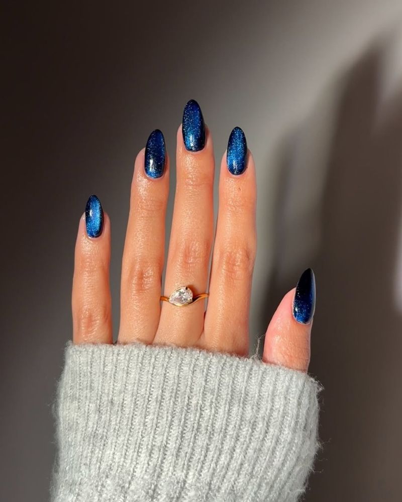 Glossy Cat-Eye Long Almond Nails Glossy Cat-Eye Long Almond Nails — Dark Blue Nails
