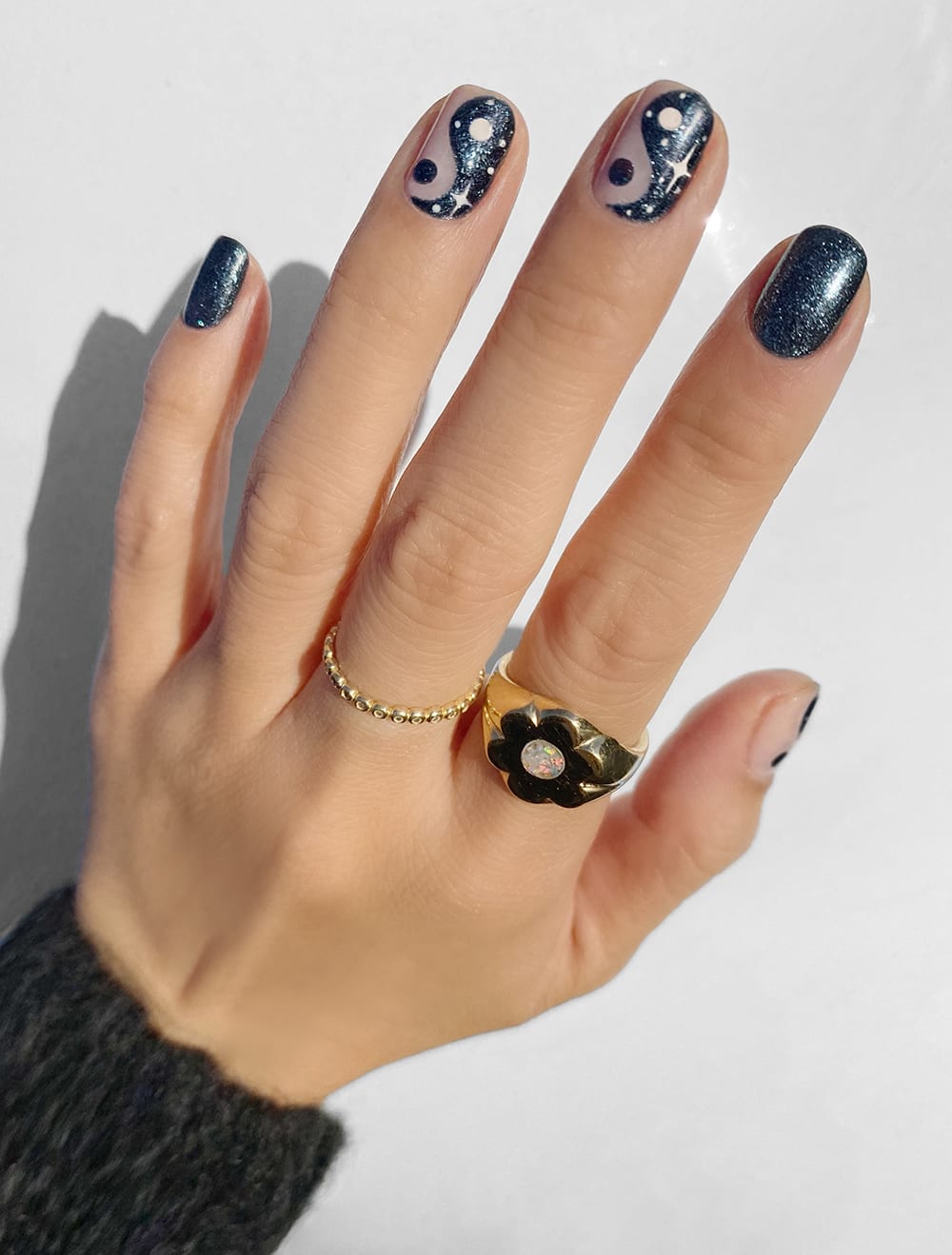 Dark Blue Glitter Yin-Yang Medium Square Nails Dark Blue Glitter Yin-Yang Medium Square Nails — Dark Blue Nails