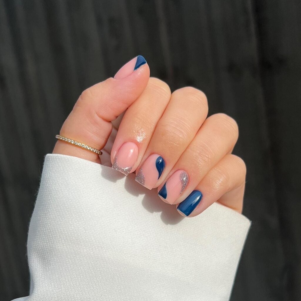 Short Square Geometric Blue Accents Glitter Short Square Geometric Blue Accents Glitter — Dark Blue Nails