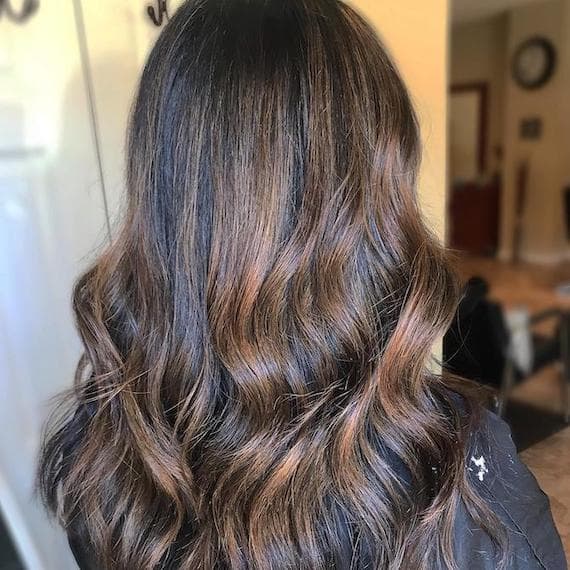 Collarbone Lob With Caramel Tones and Side Part and Loose Waves Collarbone Lob With Caramel Tones and Side Part and Loose Waves — Dark Brown Highlights