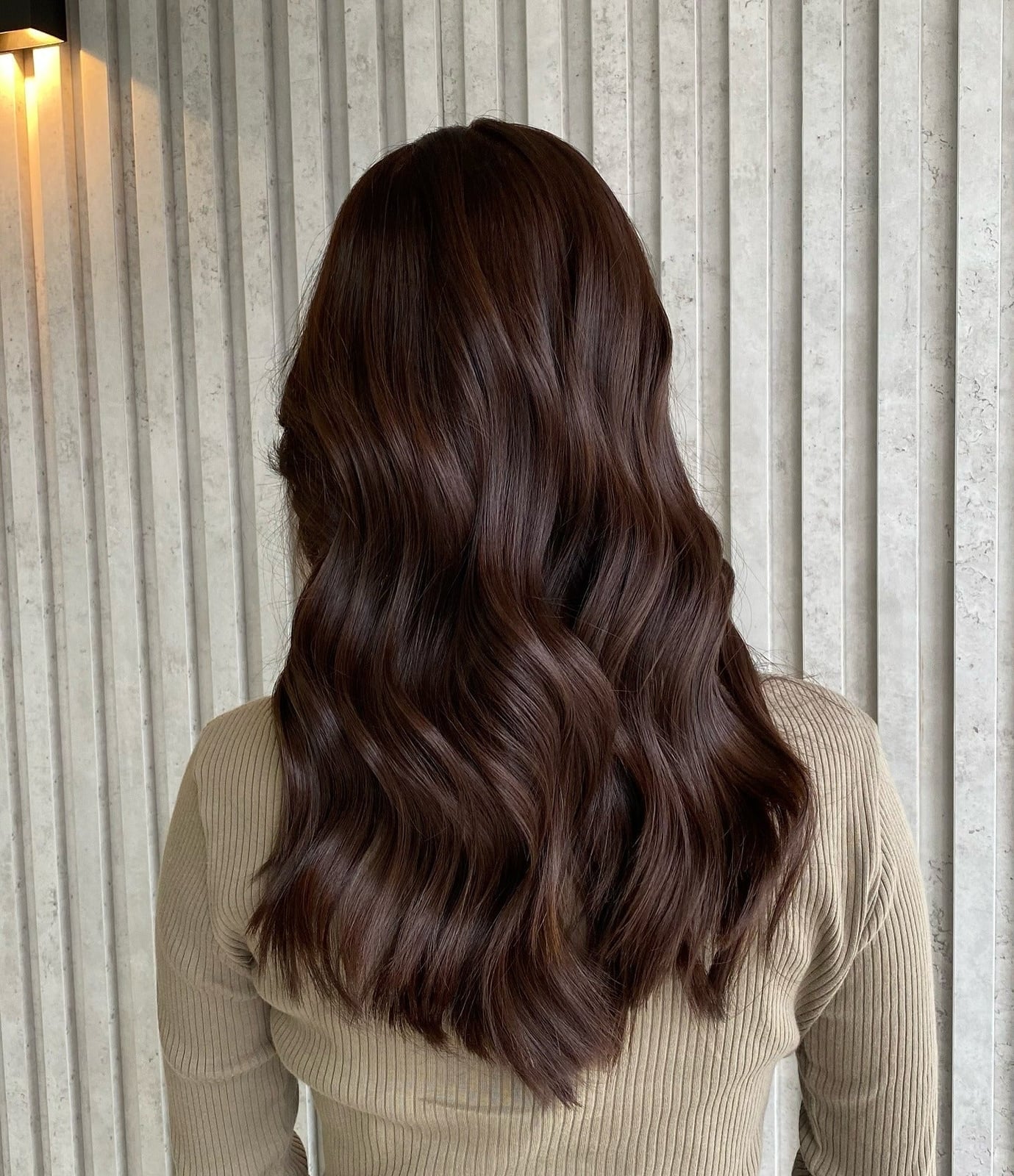 Mid-Back Waves With Uniform Color Mid-Back Waves With Uniform Color — Dark Hair Color