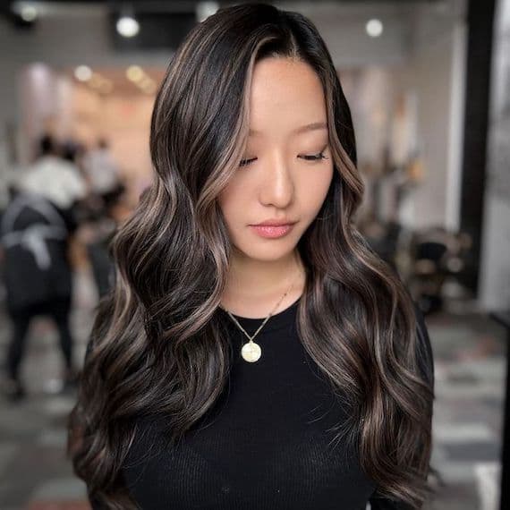 Collarbone Waves With Ash Blonde Face-Framing Collarbone Waves With Ash Blonde Face-Framing — Dark Highlights