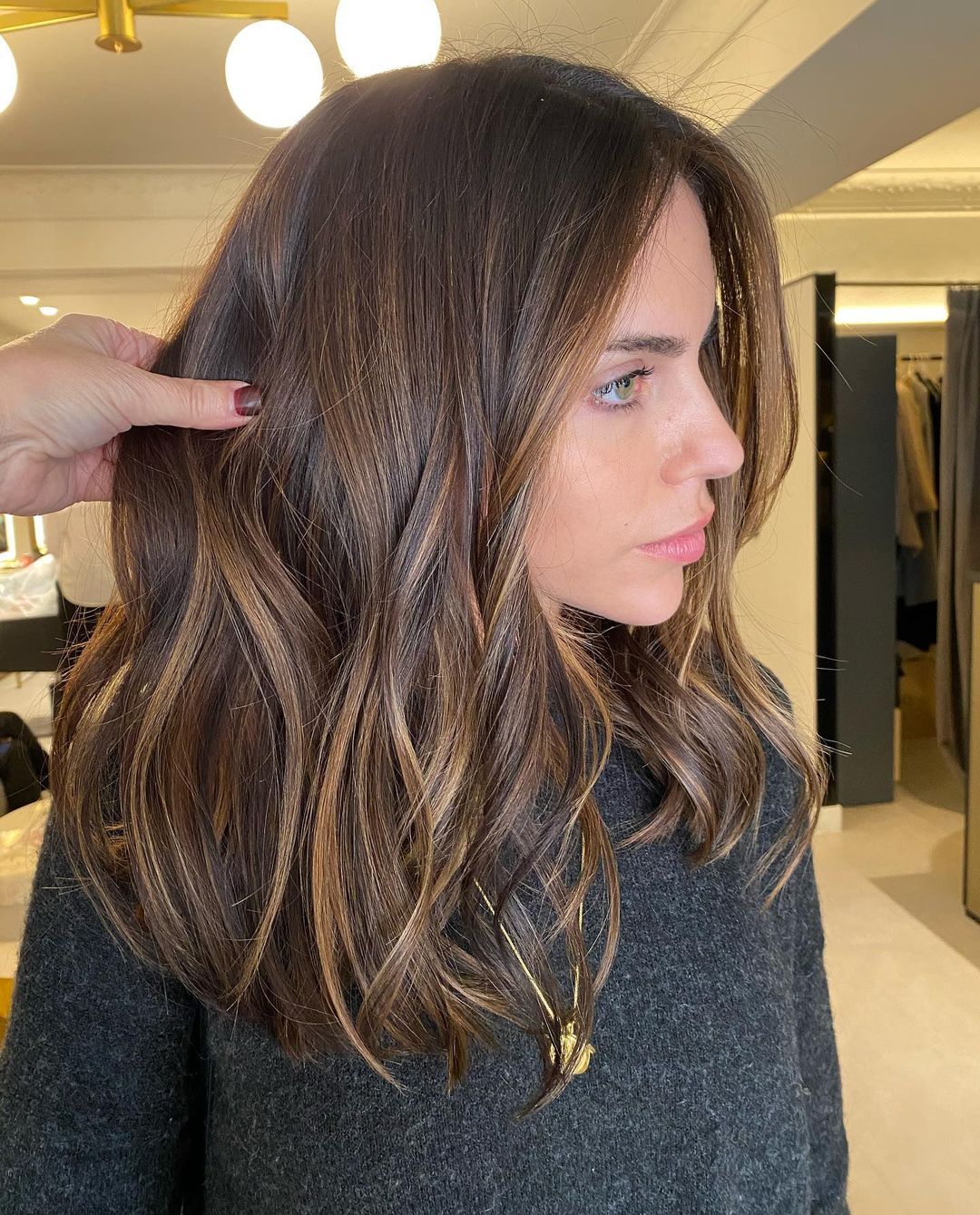 Side View Collarbone Waves With Caramel Highlights Side View Collarbone Waves With Caramel Highlights — Dark Highlights