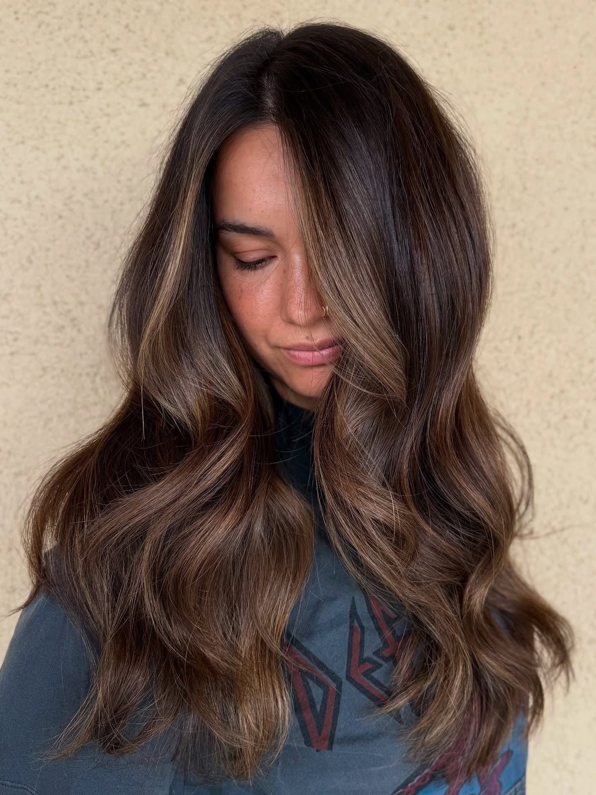 Mid-Back Waves With Caramel and Blonde Blend Mid-Back Waves With Caramel and Blonde Blend — Dark Highlights