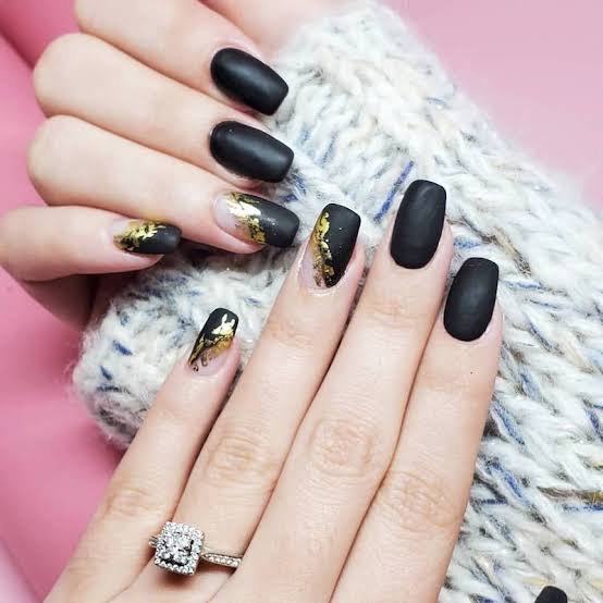 Medium Oval Matte Black Gold Foil Accent Nails — Dark Nails