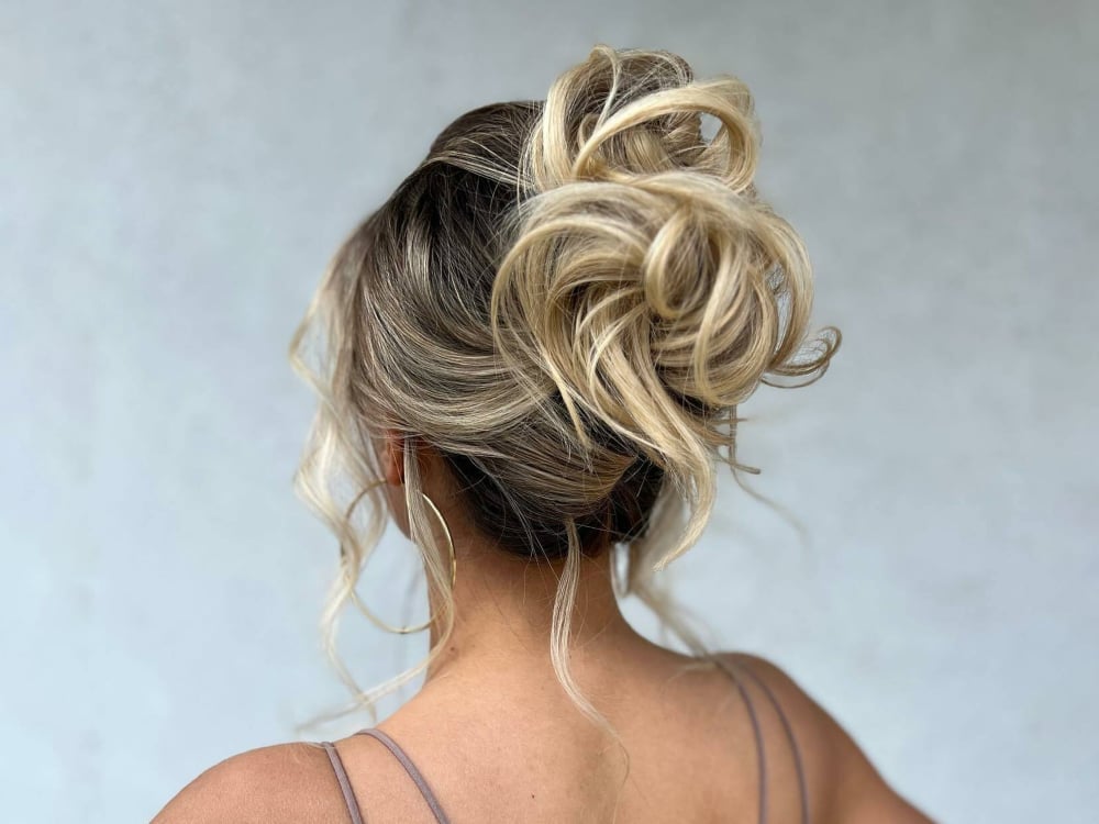 Blonde Messy Bun With Loose Waves — Different Hairstyles