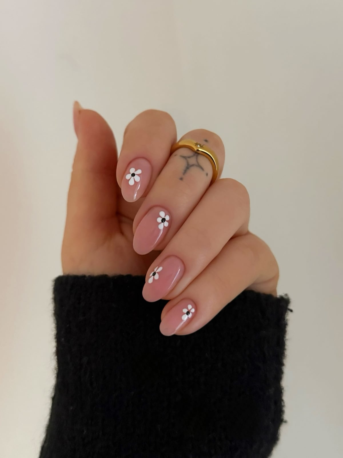 Short Almond Pale Pink With Mini White Flowers Short Almond Pale Pink With Mini White Flowers — Dip Powder Nails