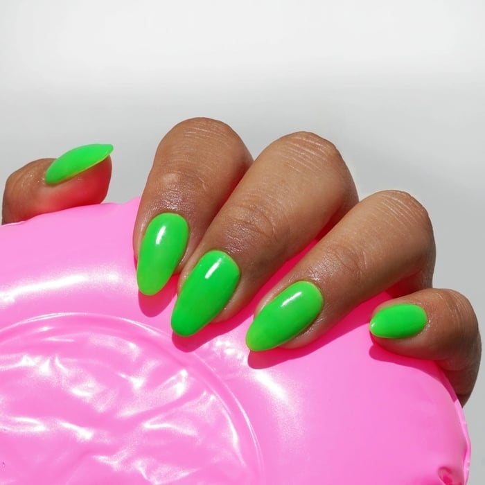 Medium Almond Vibrant Neon Green Glossy Medium Almond Vibrant Neon Green Glossy — Dip Powder Nails
