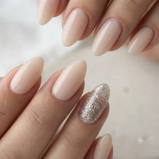 Short Oval Milky Nude With Silver Glitter Accent Short Oval Milky Nude With Silver Glitter Accent — Dip Powder Nails