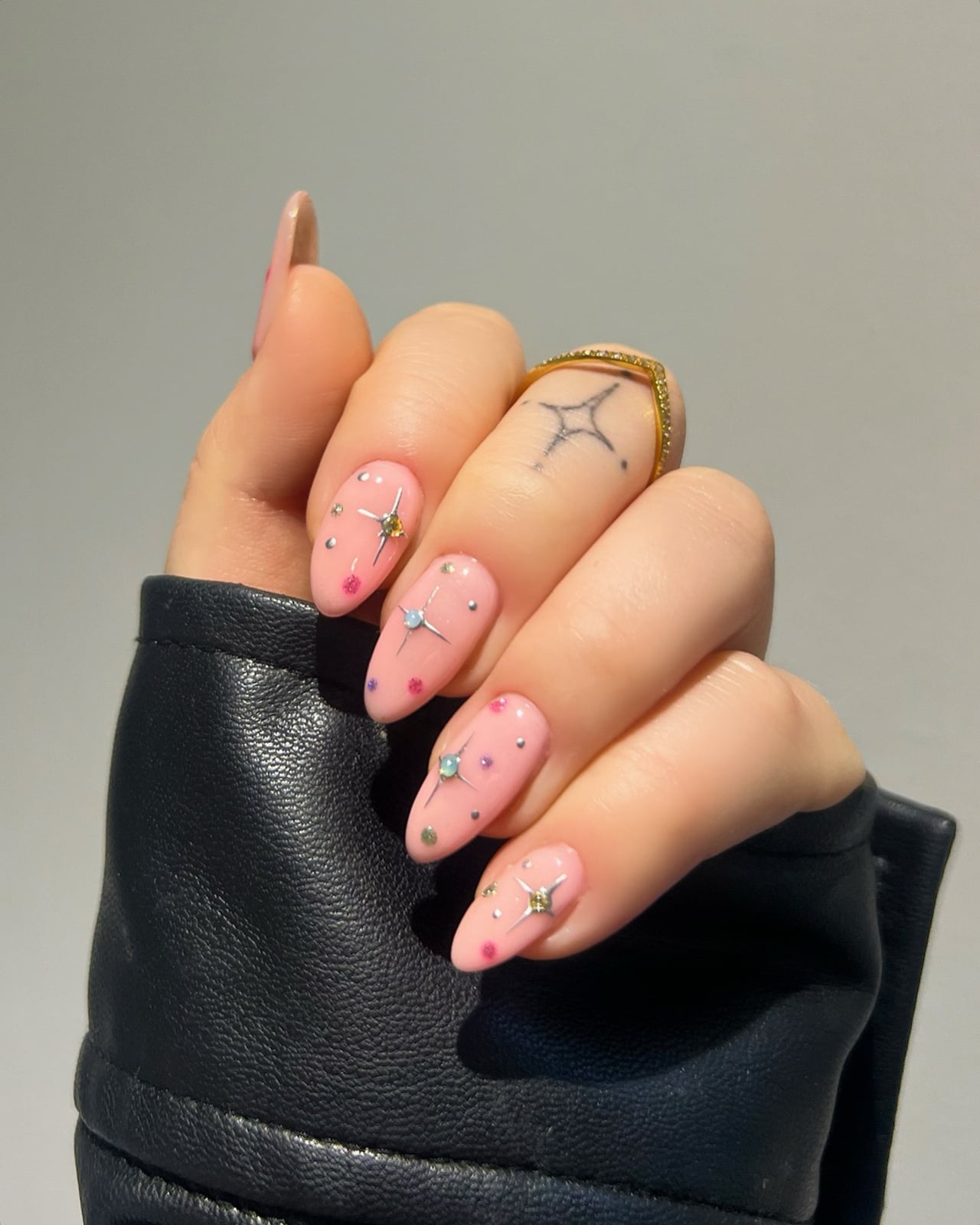 Short Almond Pale Pink With Celestial Accents Short Almond Pale Pink With Celestial Accents — Dip Powder Nails