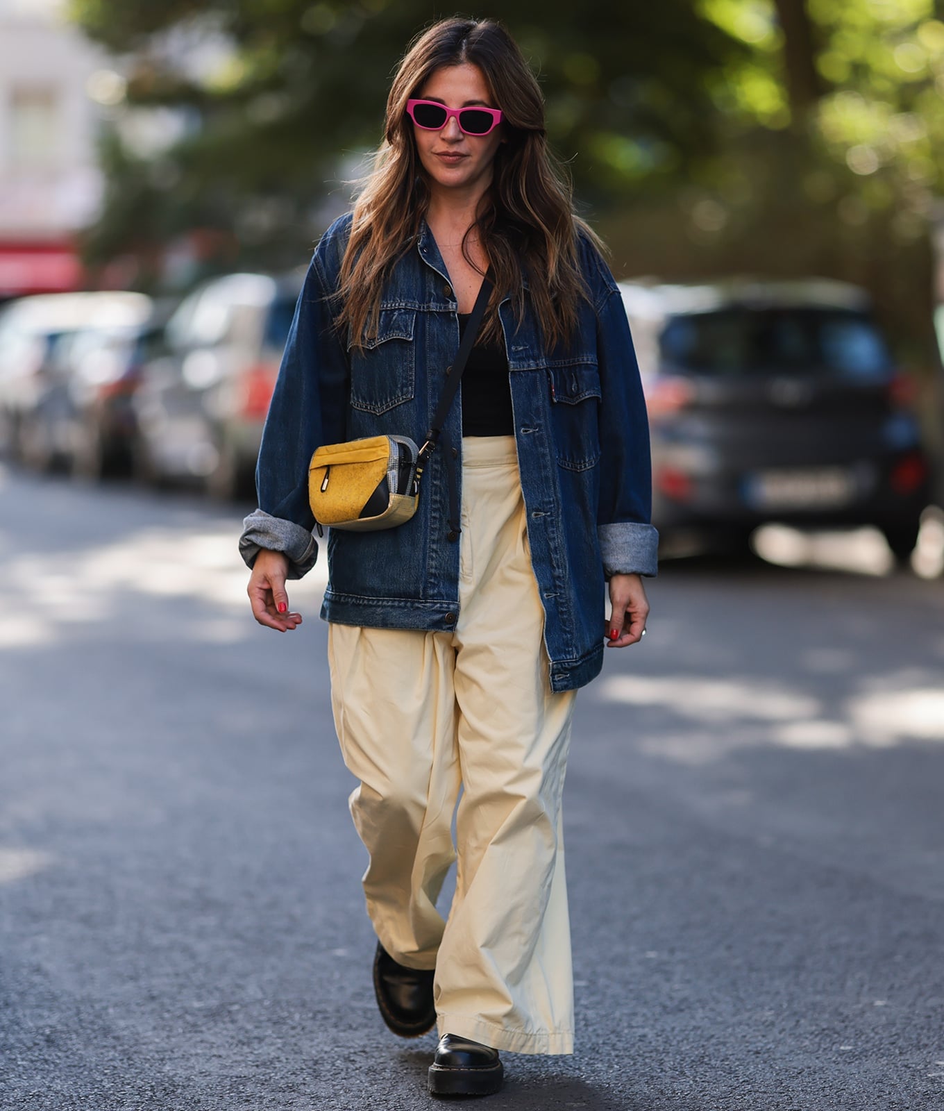 Denim Jacket and Yellow Bag Street Style With Wide-Leg Trousers — Doc Martens Outfits