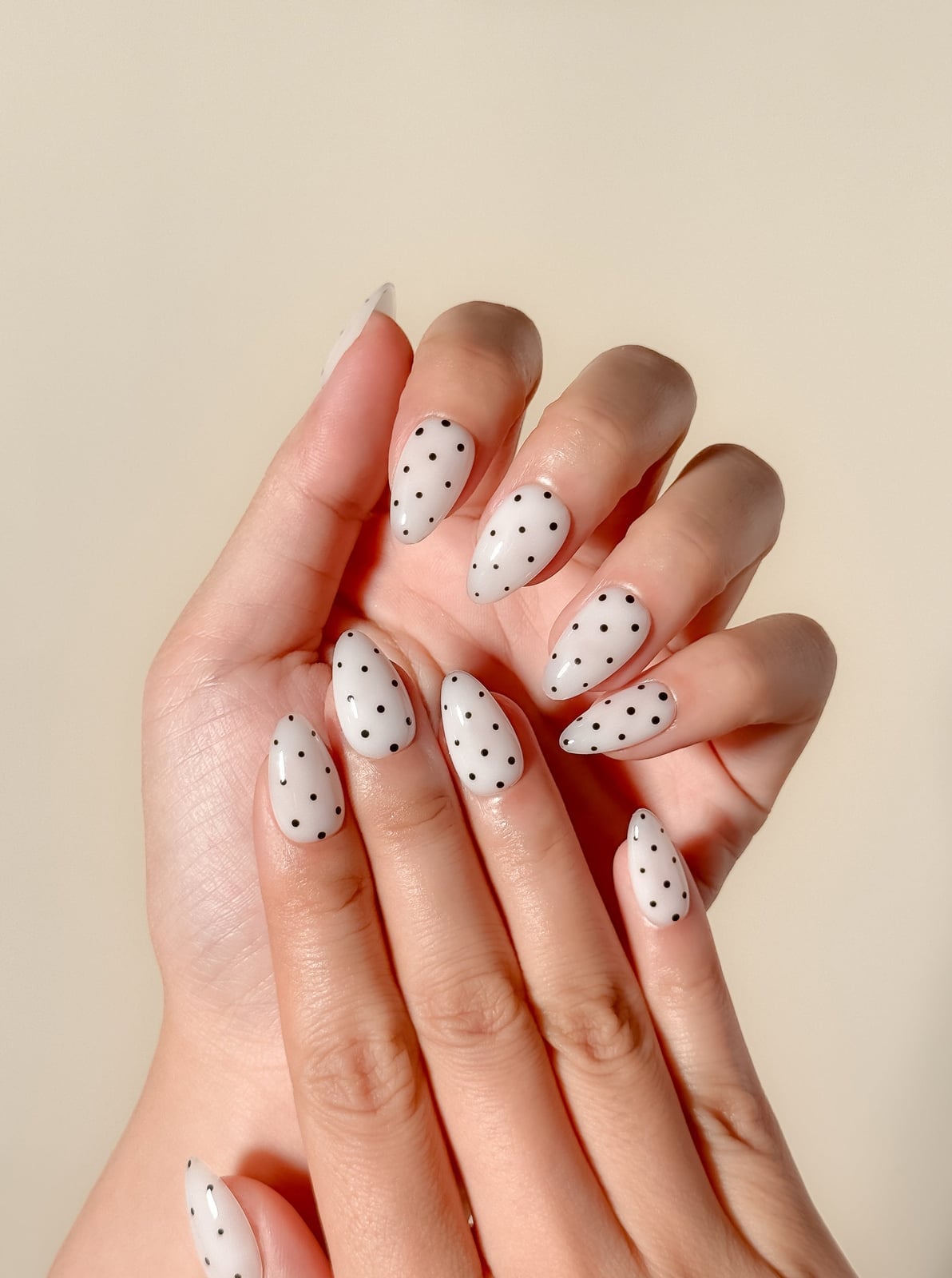 Medium Almond White Black Dot Nails, миндаль — Dots Nail Designs