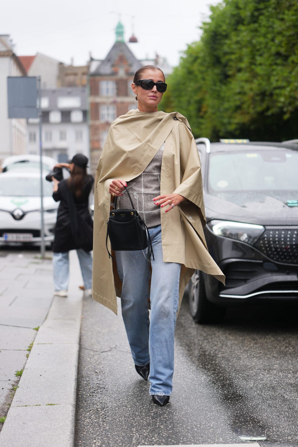 Beige Draped Cape with Straight-Leg Jeans and Pointed Toe Heels — Downtown Girl Outfits