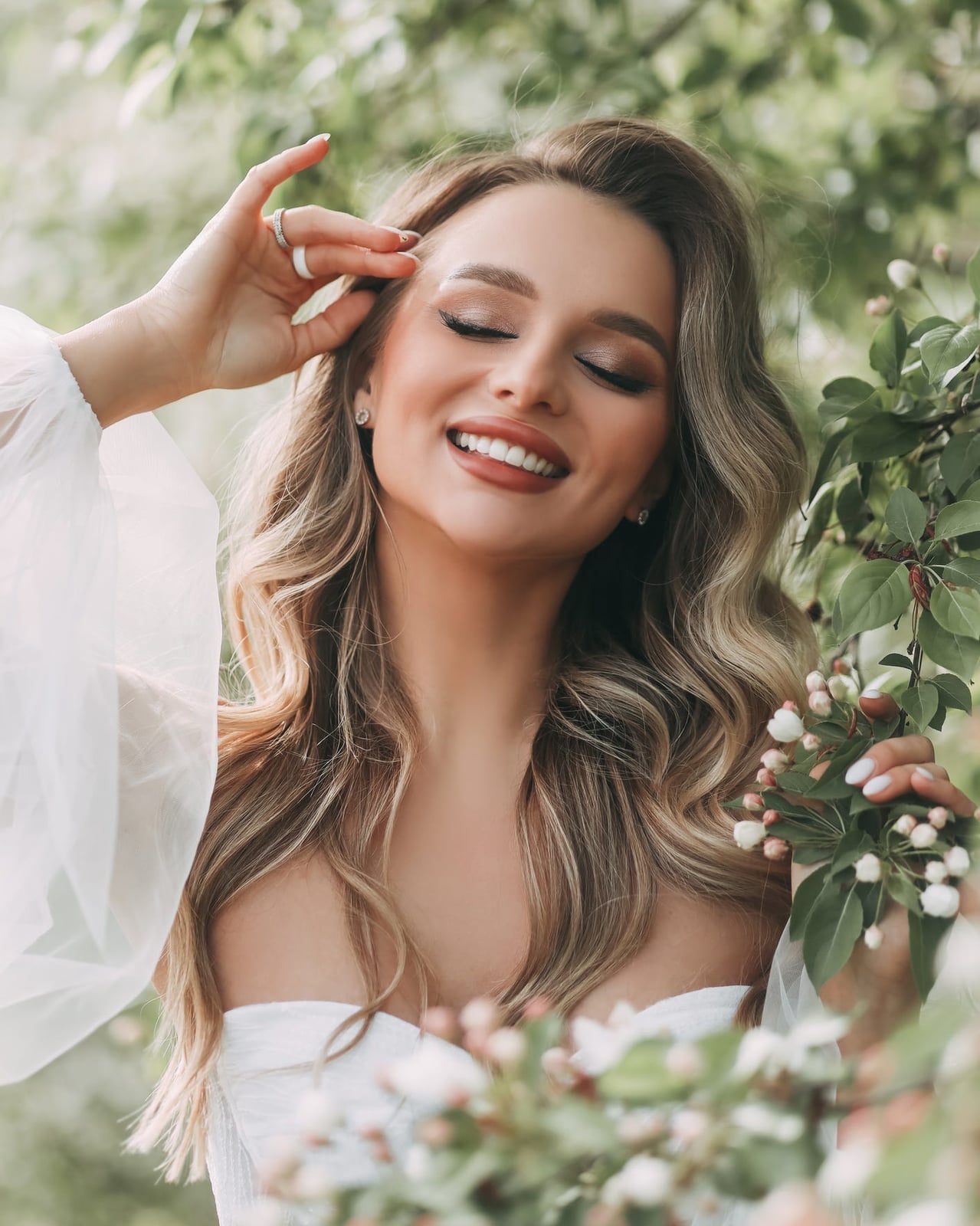 Honey Blonde Mid-Back Waves With Curtain Bangs Honey Blonde Mid-Back Waves With Curtain Bangs — Dresses Hairstyles