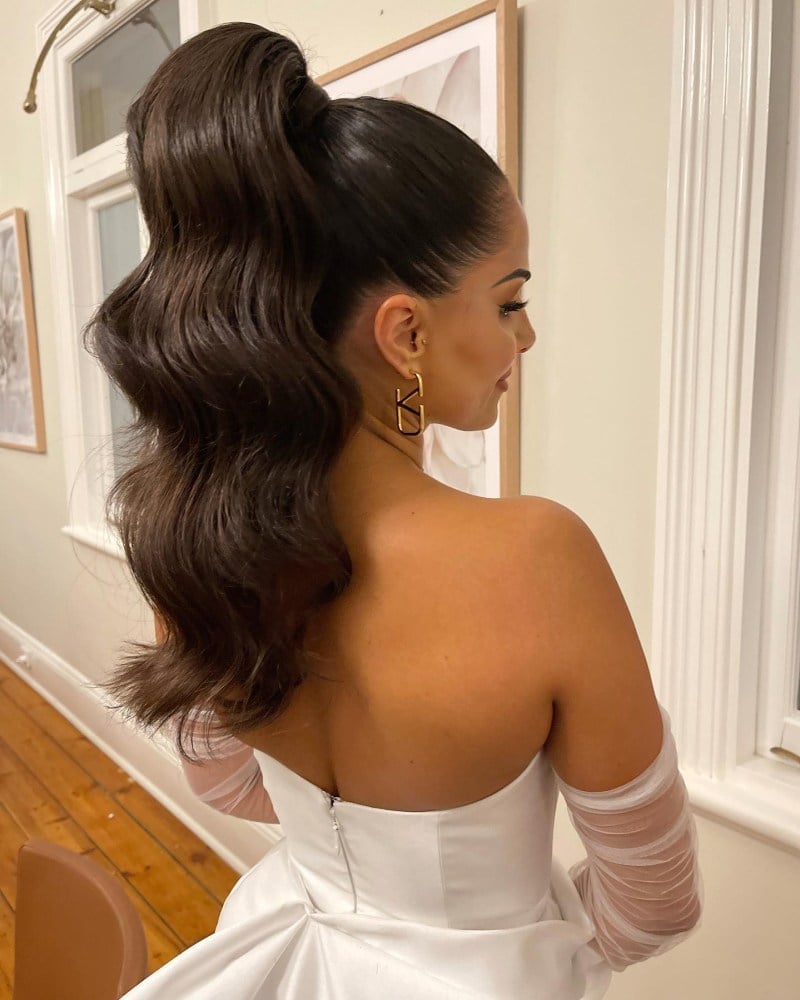 Sleek High Ponytail With Voluminous Waves Sleek High Ponytail With Voluminous Waves — Dresses Hairstyles