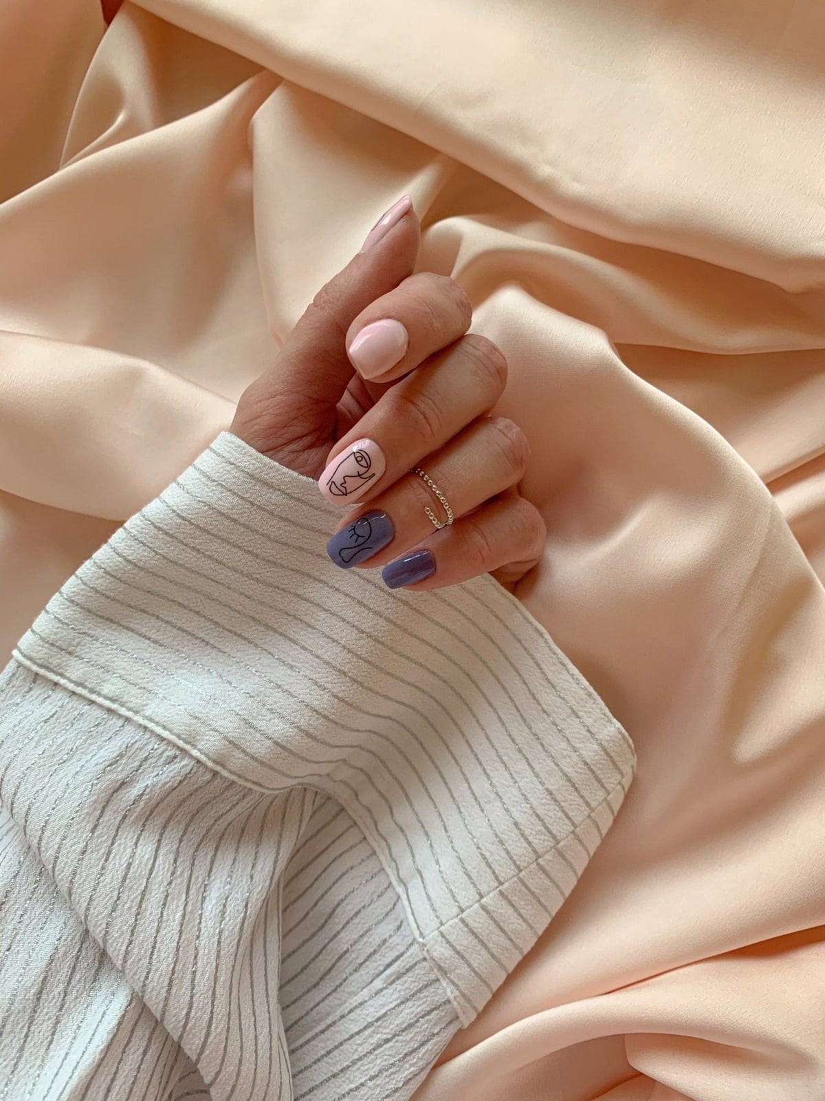 Soft Pink Purple Line Art Face Short Almond Nails Soft Pink Purple Line Art Face Short Almond Nails — Easy Nail Art