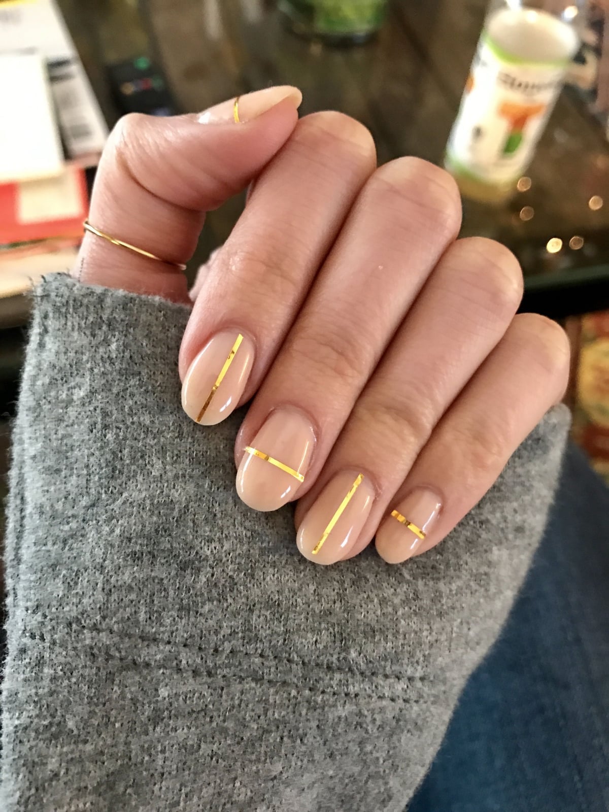 Sheer Nude Gold Line Short Oval Nails Sheer Nude Gold Line Short Oval Nails — Easy Nail Art