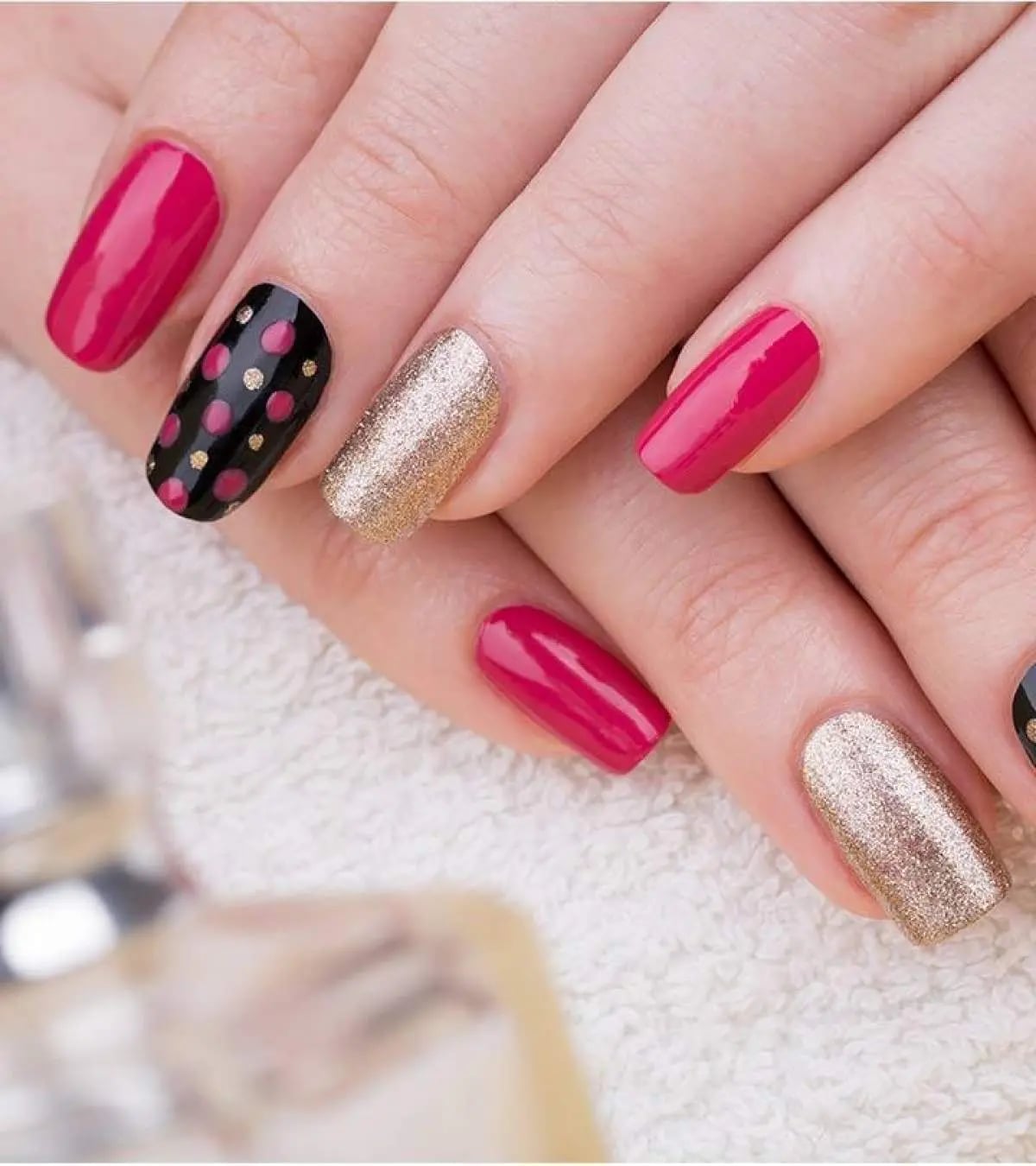 Hot Pink Glitter & Dot Short Oval Nails Hot Pink Glitter & Dot Short Oval Nails — Easy Nail Art
