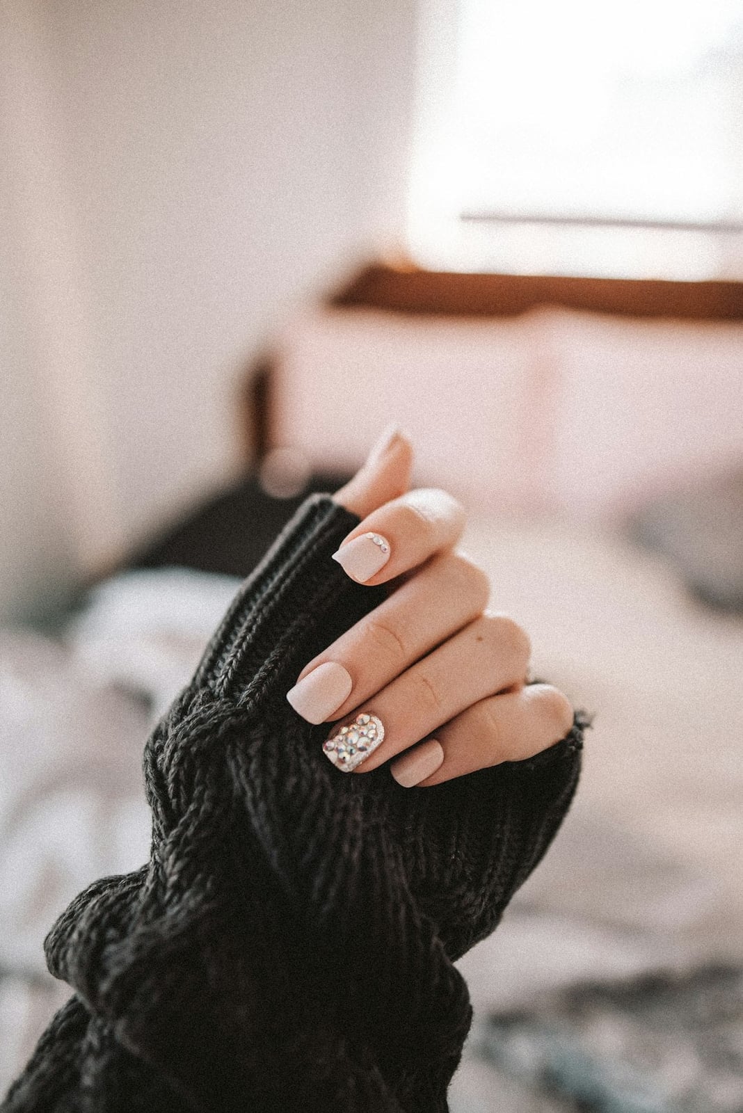 Pale Nude Rhinestone Accent Short Square Nails Pale Nude Rhinestone Accent Short Square Nails — Easy Nail Art